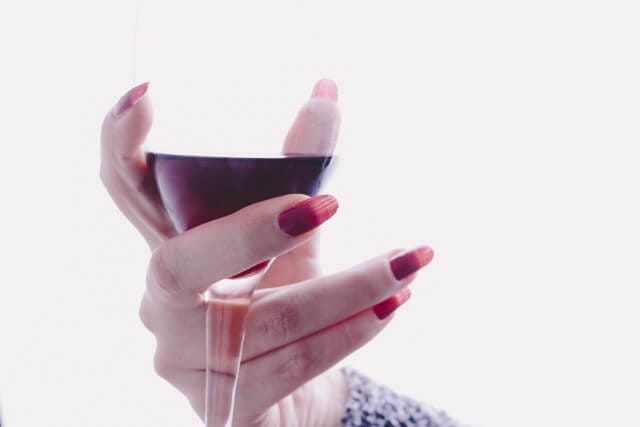 赤ワインを楽しむ女性