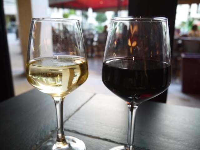Rotwein und Weißwein