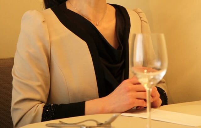 Donna che beve vino bianco