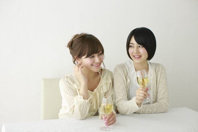 白ワインを飲む二人の女性