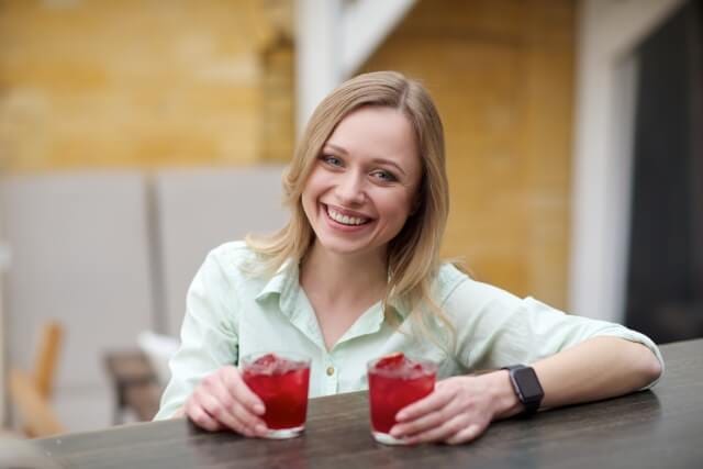 カクテルを持つ女性