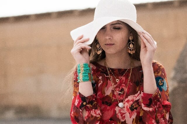 Mujer, llevando un sombrero