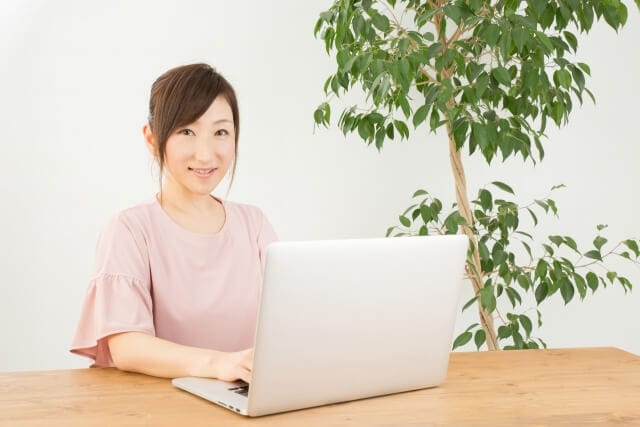 パソコンを操作する女性