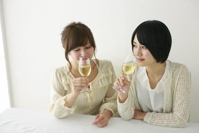白ワインを飲む女性