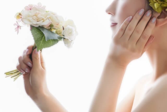 花を持った女性