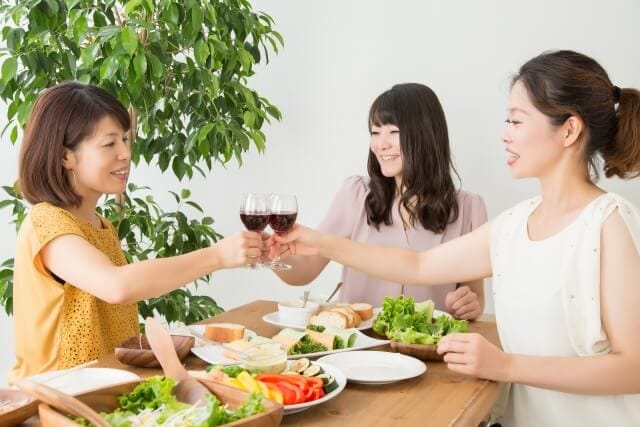女子会を楽しむ3人の女性