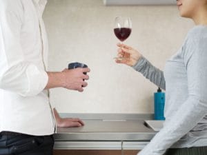 ワインを持つ男女