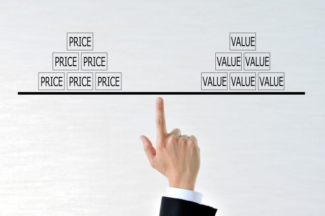 スーツを着た男性の手