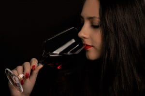 ワインを飲んでいる女性