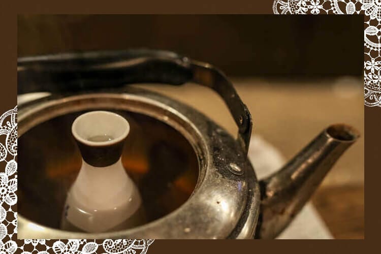 Gorący sake za pomocą czajnika
