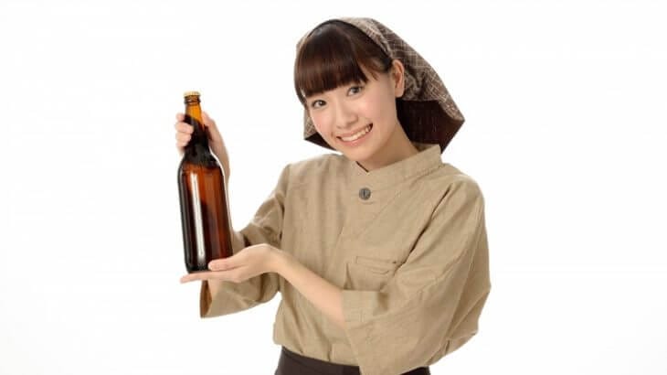 日本酒を勧める居酒屋店員