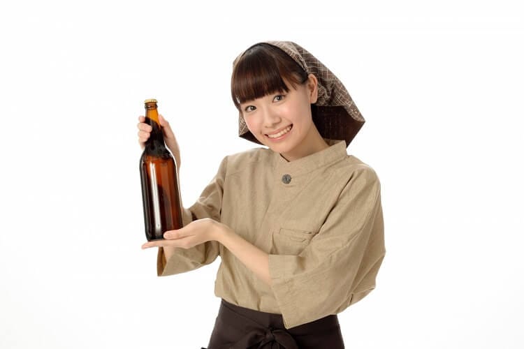 日本酒を勧める居酒屋店員