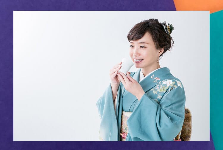 Kvinna som bär kimonodrinkar skull
