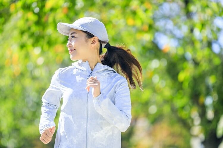 Mujer corriendo afuera