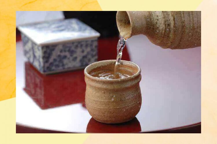 徳利からおちょこに日本酒をつぐ