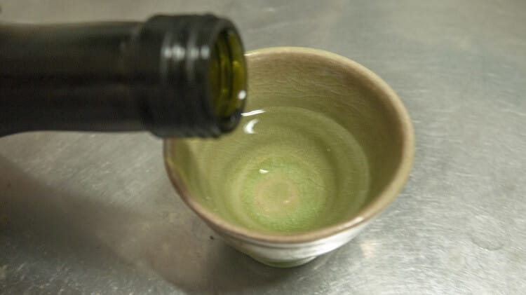 日本酒をおちょこにそそぐ