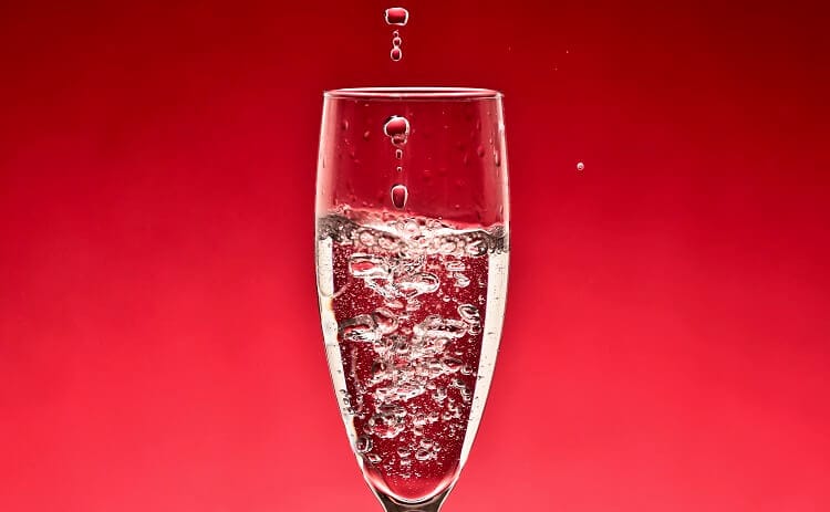 ワイングラスに酒をつぐ