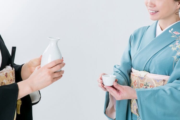 酒を勧める着物を着た女性