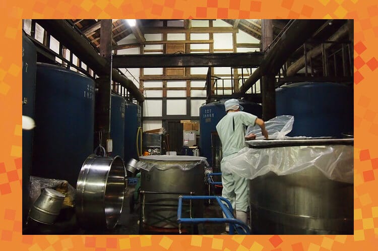 酒蔵で酒を造る杜氏