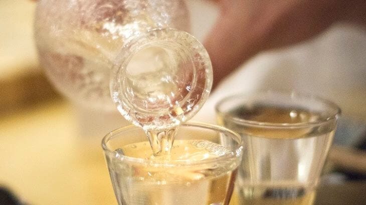 日本酒をグラスにそそぐ