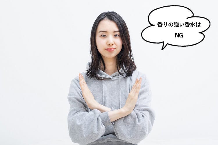 香りの強い香水はNGと話す女性