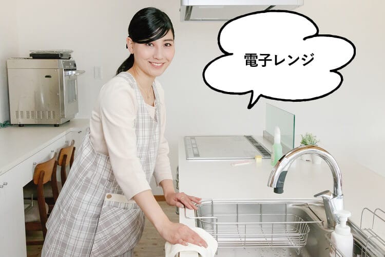 電子レンジと話す女性