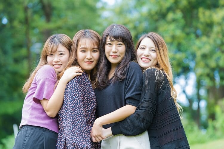 仲良しな4人の女性