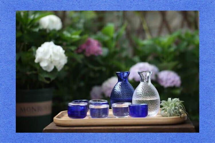 Bouteille en verre élégante bleue et transparente