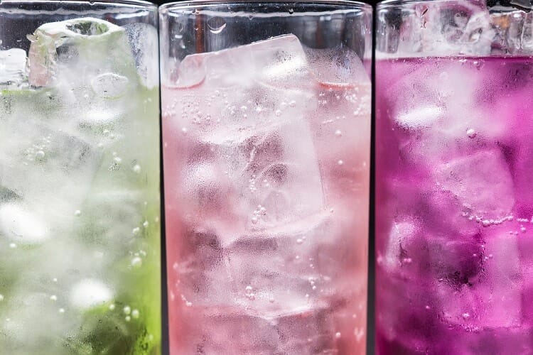 グラスに入った3杯のカラフルな酎ハイ