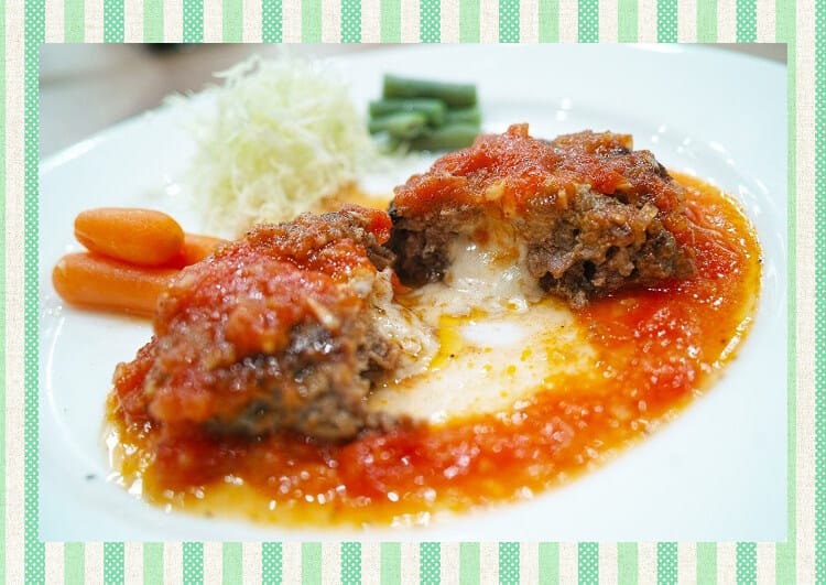 チーズが入ったハンバーグ 定食