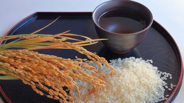 米と稲穂と日本酒