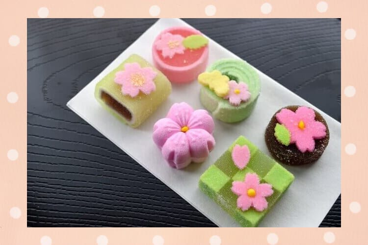 Έξι ιαπωνικά γλυκά τοποθετούνται σε ένα πιάτο