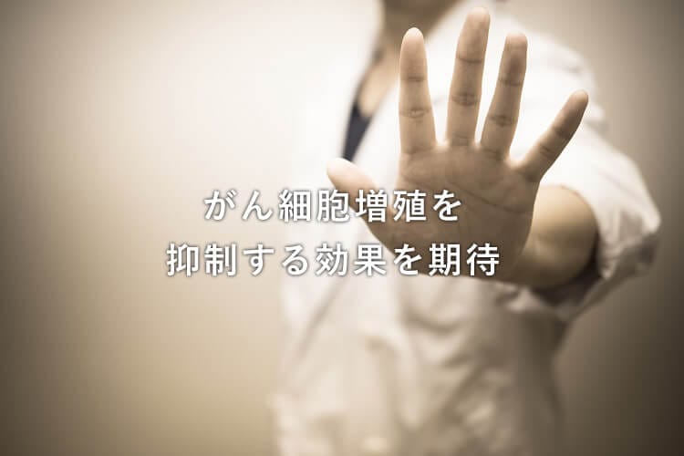 ストップのサインをする医師