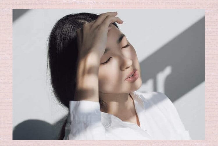 まぶしそうにする女性