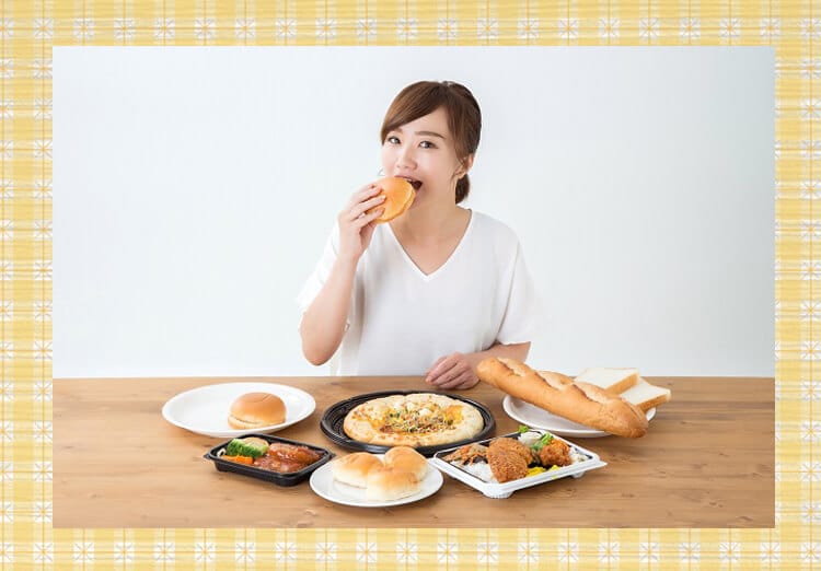ジャンクフードを食べる女性