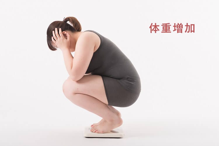 体重計に乗る女性