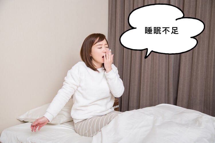 睡眠不足とつぶやく女性