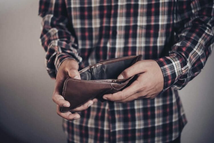 財布を開けてみる男性