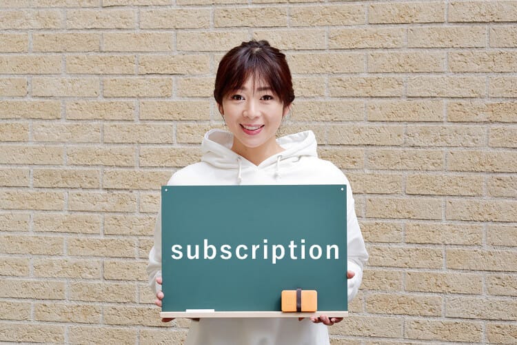 サブスクリプションを説明する女性