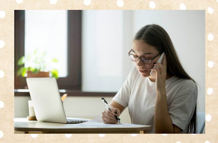 電話をかける外国人女性