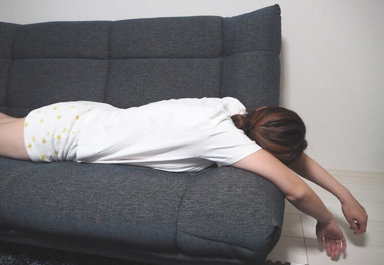 ソファに倒れこむ女性