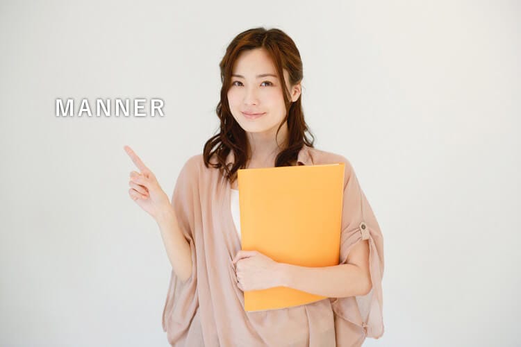 マナーを教える女性