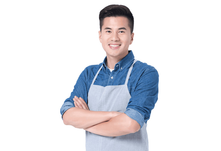 腕を組むエプロンをつけた男性