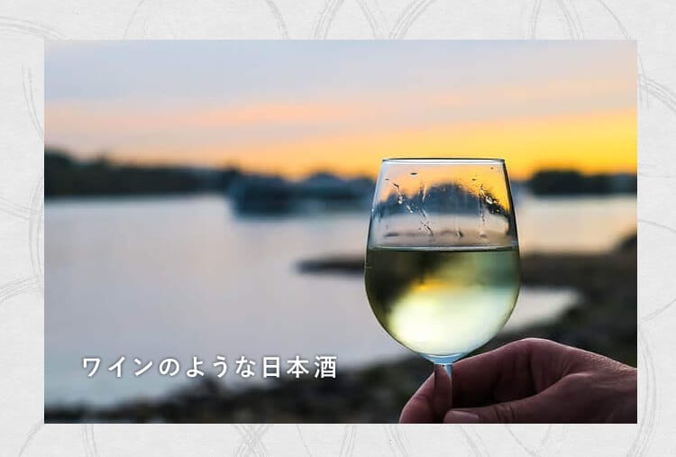 グラスに入ったお酒と海