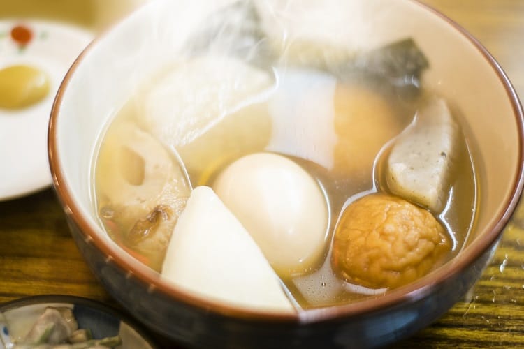 Oden con molti ingredienti speciali in un piatto