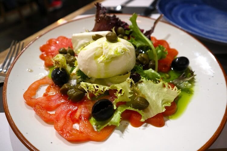 モッツアレラチーズ入りサラダ