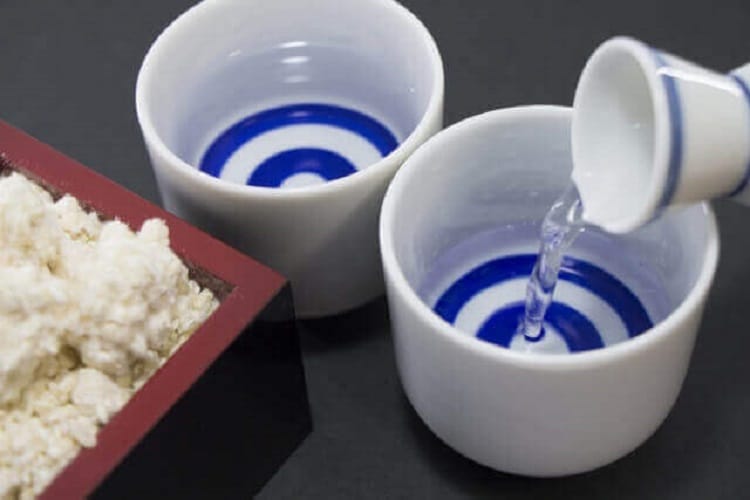 Το sake sake για χάρη από δύο φιάλες