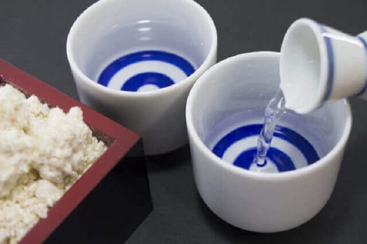 おちょこ2つに日本酒を徳利でつぐ