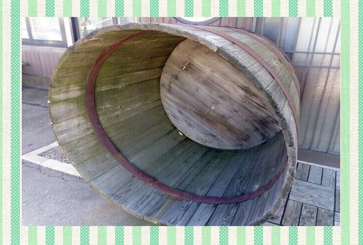 大きな空の木桶