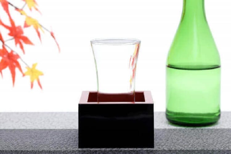 日本酒の瓶ともっきり